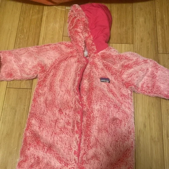 Pink Patagonia snowsuit - Picture 2 of 7